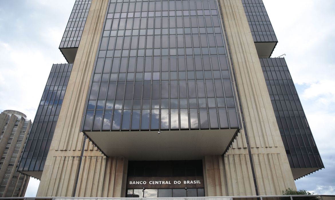 Banco Central revisa previsão de queda da economia neste ano