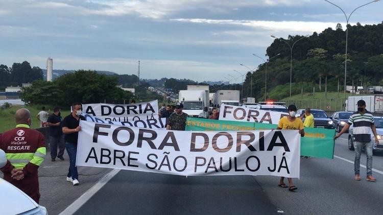 Caminhoneiros protestam com bloqueio na Castello Branco