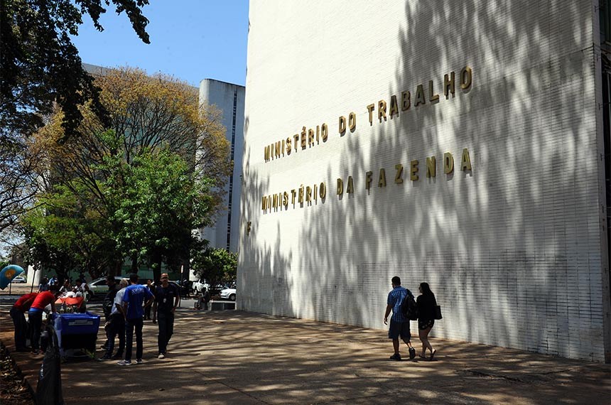 Bolsonaro recria Ministério do Trabalho